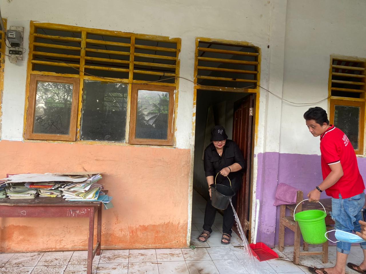 Ketua F-PDI Perjuangan Minut VAR Peduli Warga Terdampak Banjir