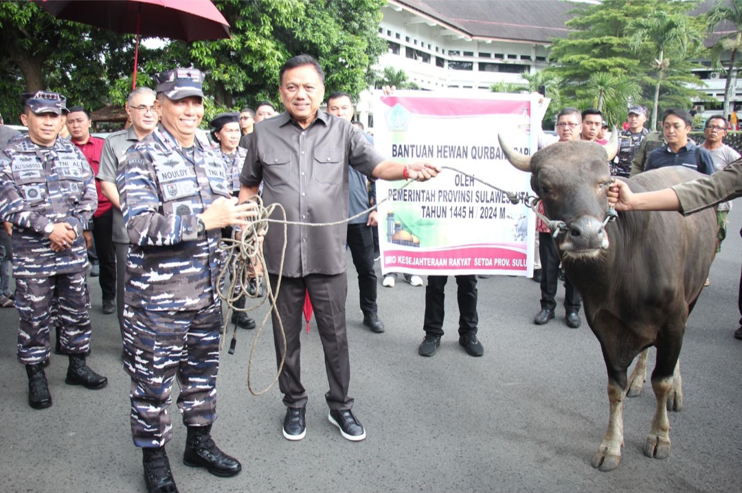 Gubernur Olly Serahkan Bantuan Kurban Idul Adha
