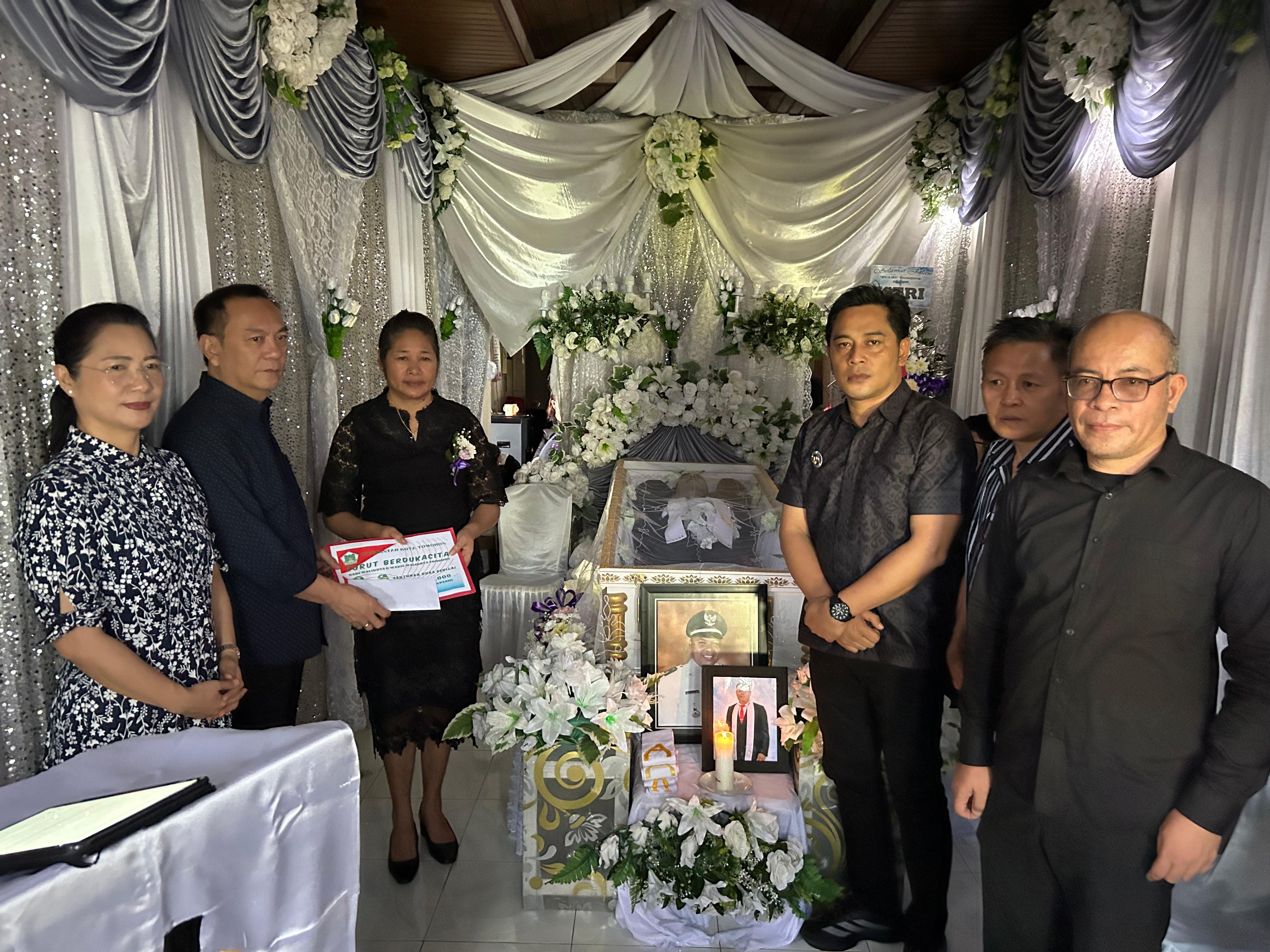 Sekcam Tomut Almarhum Robert Undap Berpulang, Wali Kota  Caroll: Terimakasih Atas Dedikasinya