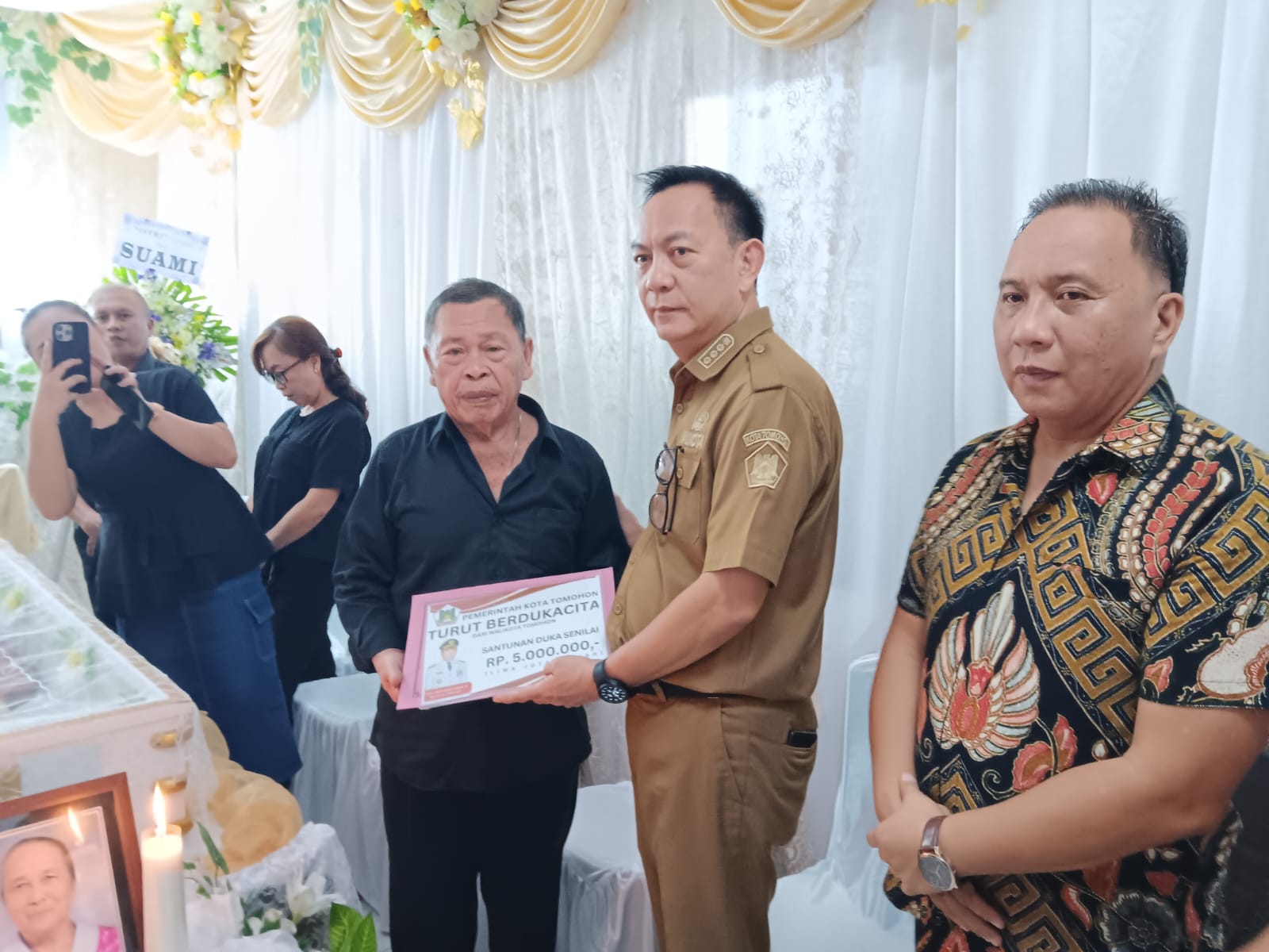 Walikota Caroll Melayat ke Rumah Duka Almh. Ibu Agustine Warow