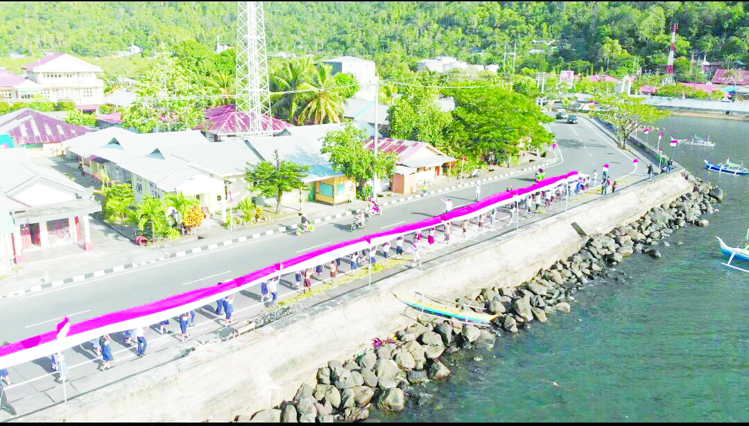 74 Meter Merah Putih Dibentangkan di Tidore