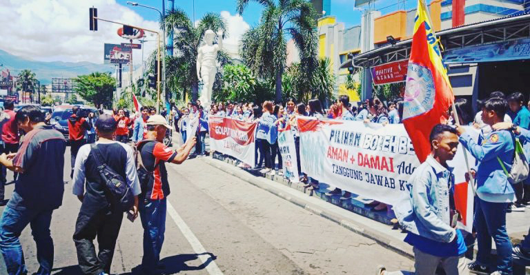 Tolak Golput, Mahasiswa Unsrat Turun ke Jalan
