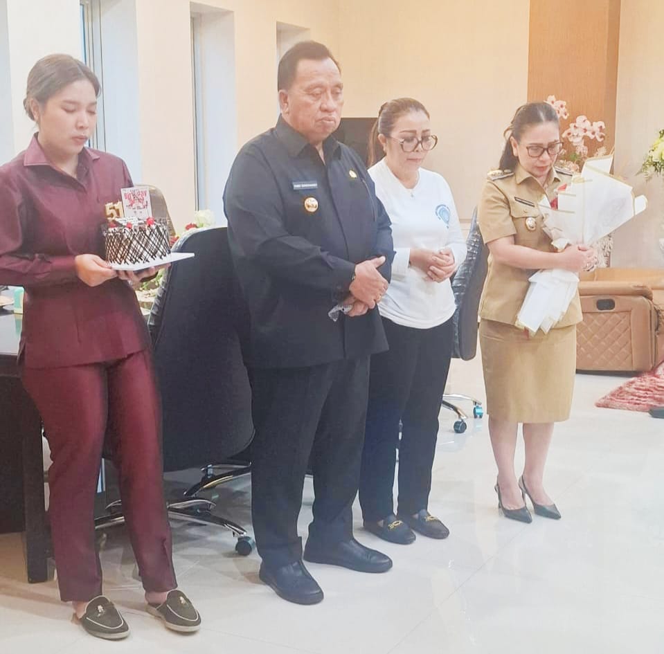 Momen HUT ke-51 Wabup Vasung, Bupati RD dan Keluarga Beri Kejutan