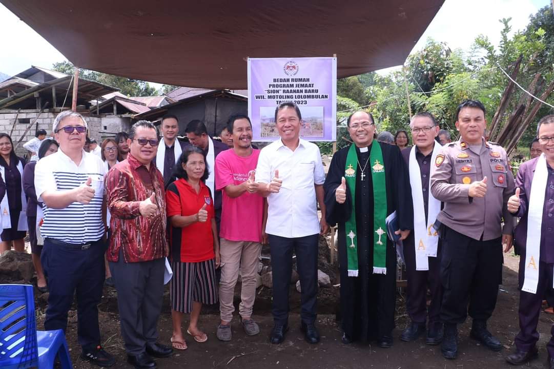 Letakkan Batu Pertama, Bupati FDW Apresiasi Program Bedah Rumah Jemaat Sion Raanan Baru