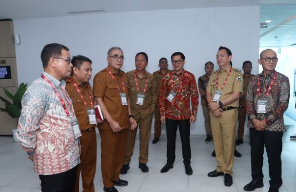 Walikota Caroll Hadiri RUPS BSG 