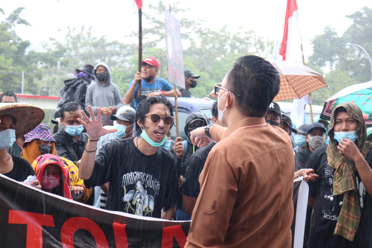 Tuntut Cabut SK Gubernur 368, Petani Kalasey ‘Goyang’ Deprov