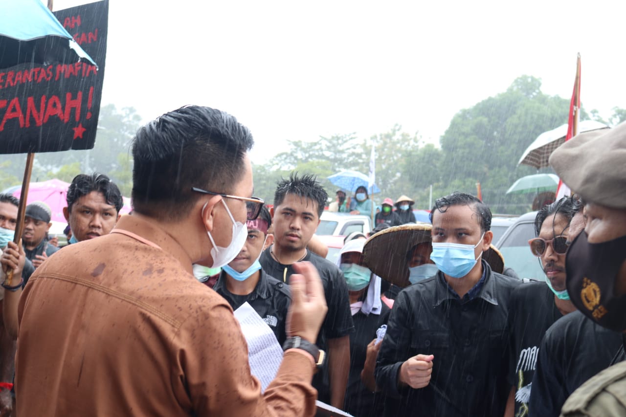 MJP Hujan-hujanan Hampiri Massa Demonstran Petani Kalasey