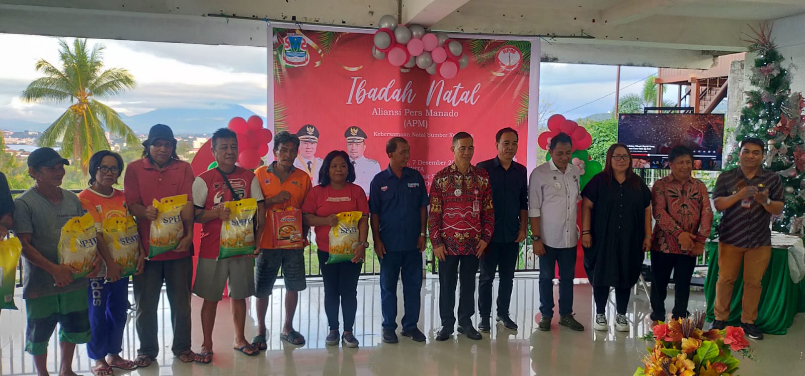 Puncak Sabar, Saksi APM Berbagi Kasih di Ibadah Pra Natal