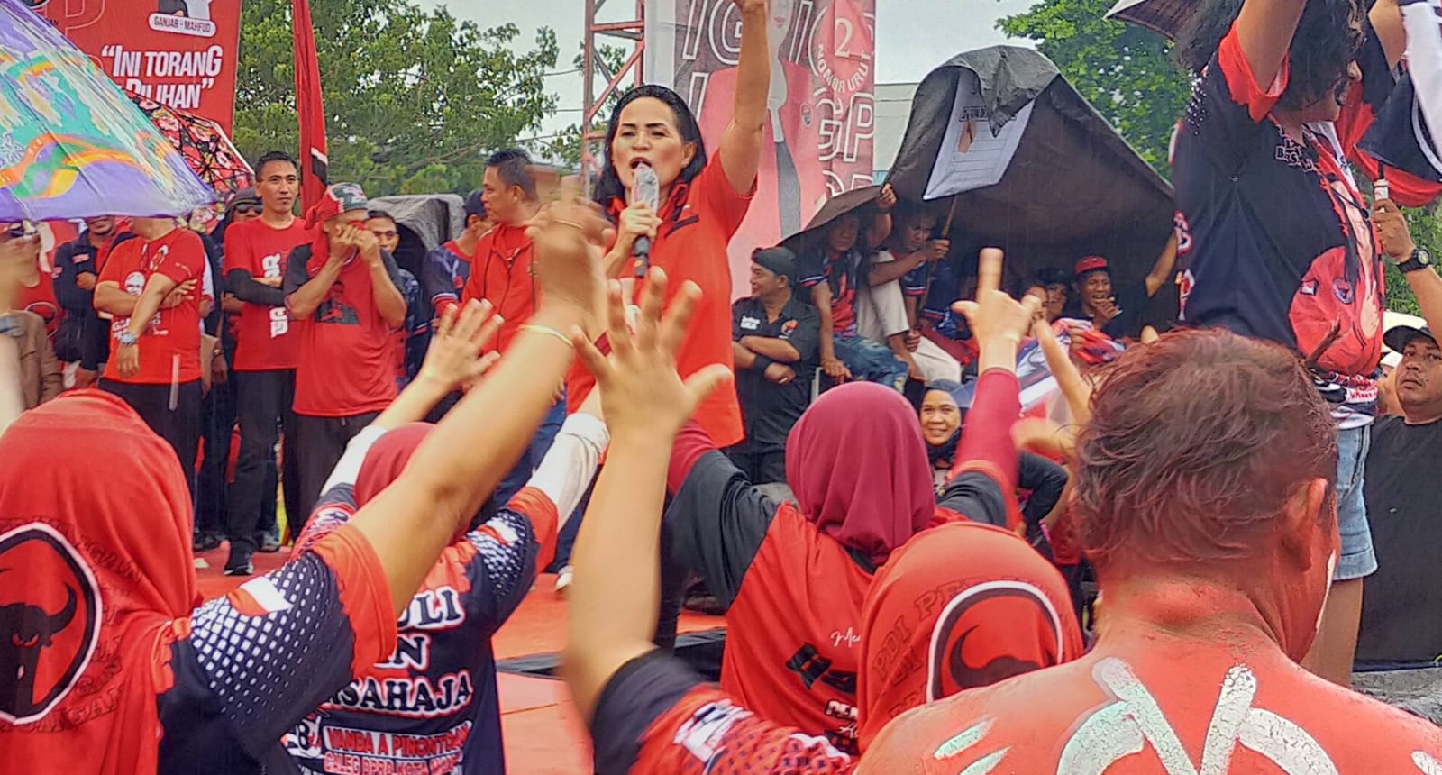 Vanda A Pinontoan Semangati Pendukung PDI Perjuangan di Kampanye Dapil Tuminting-Bunaken-Bunaken Kepulauan 
