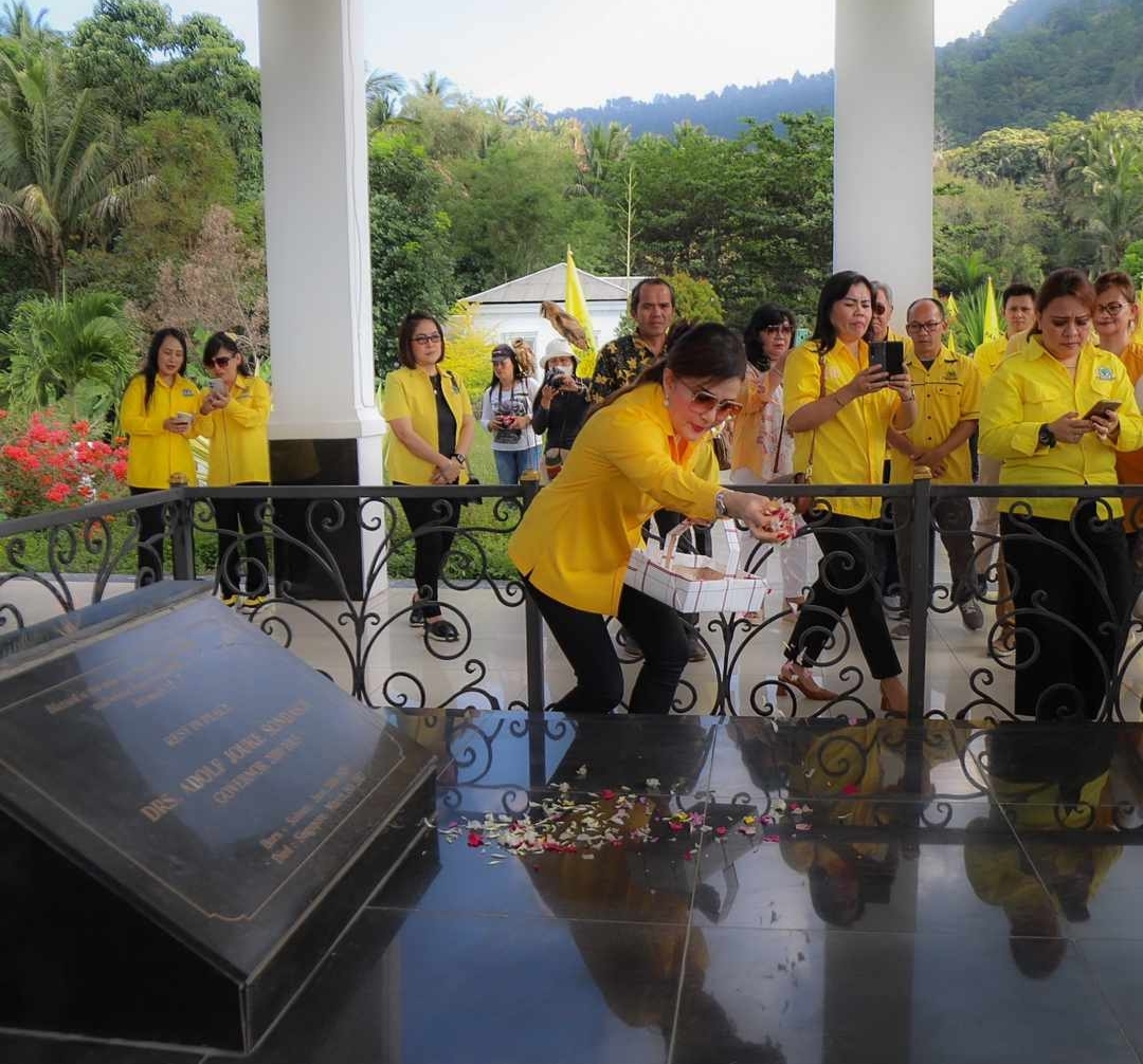 Peringati HUT ke-59, CEP Pimpin Pengurus Partai Golkar Sulut Ziarah ke Makam Tokoh dan Pejuang Golkar