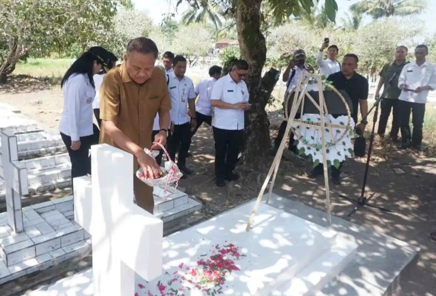 Gubernur Olly Tabur Bunga di Makam Mantan Gubernur CJ Rantung