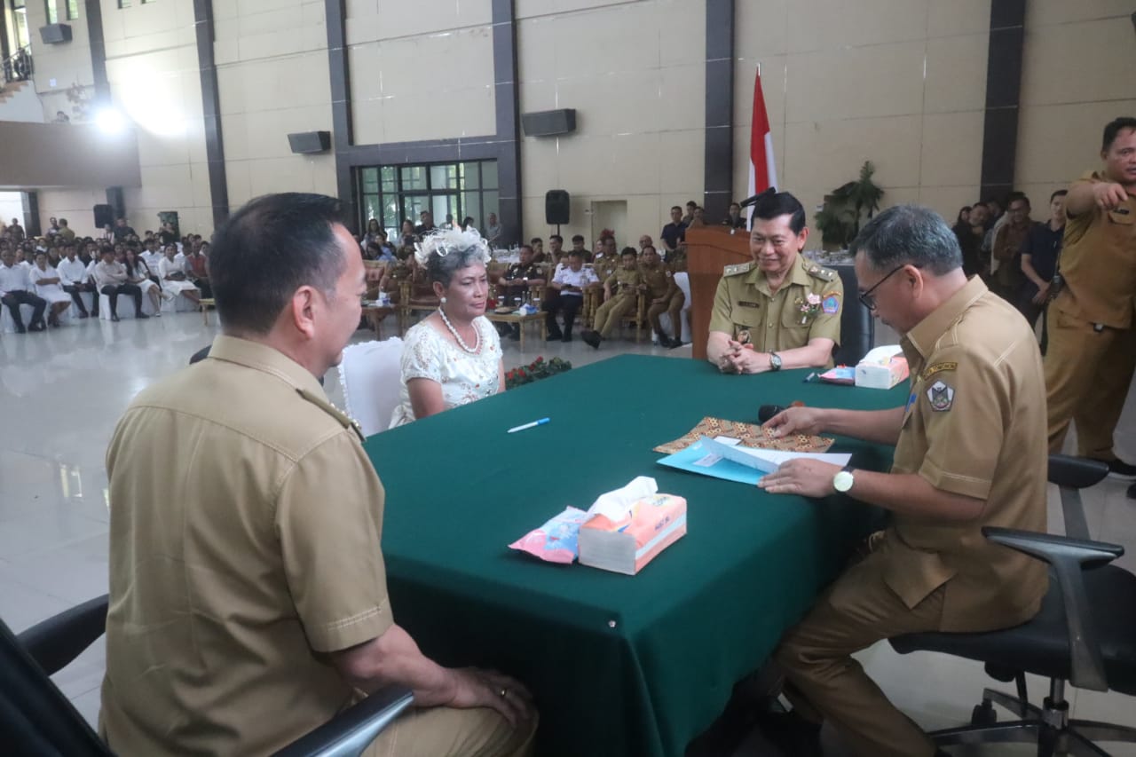 Wali Kota Tomohon Hadiri Pencatatan Perkawinan Massal dan Terima Penghargaan Kota Terbaik