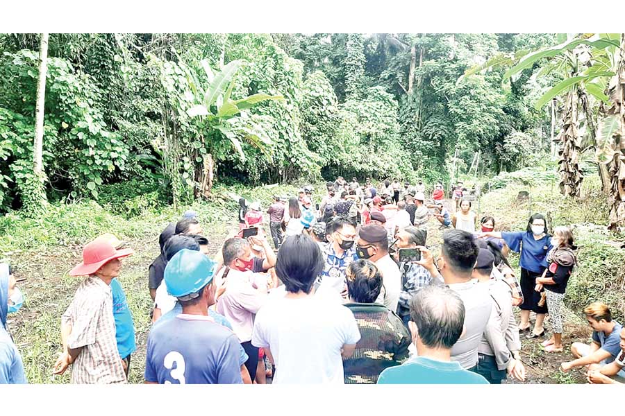 Protes Pembabatan Hutan Kolongan, Warga Sea Hadang PT BML 