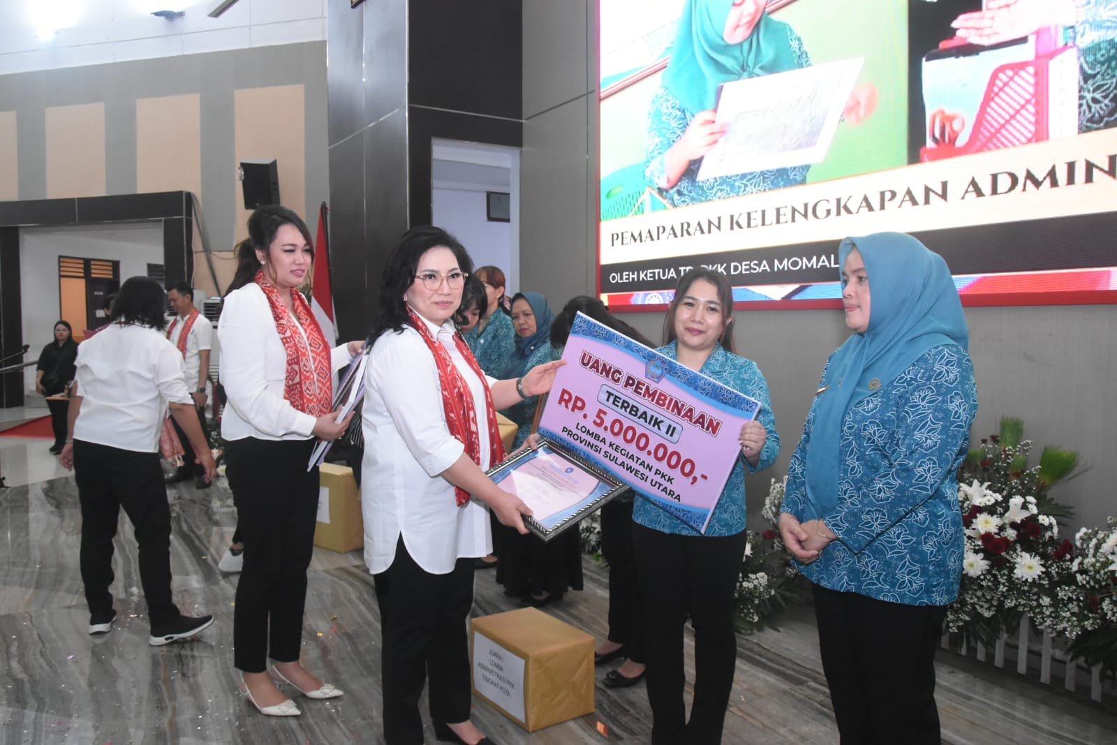 Melisa Gerungan Wakili TP PKK Kelurahan Tumumpa II Terima Penghargaan se-Sulut