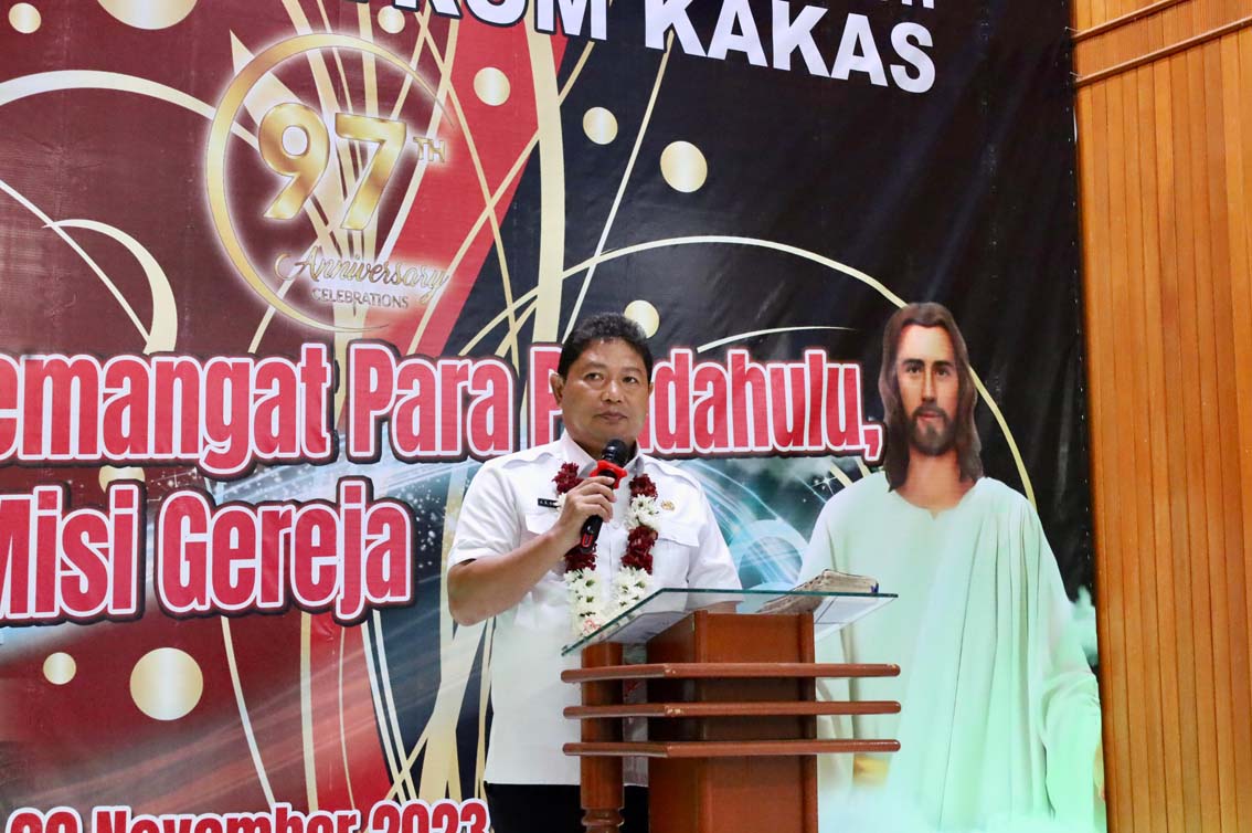 Hadiri Ibadah Syukur GMAHK Sentrum Kakas, Bupati Kumendong Minta Jemaat Dukung Program Pemerintah