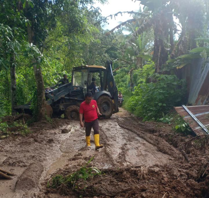 Pemkab Minut Kerja Ekstra, Buka Akses Jalan Akibat Bencana