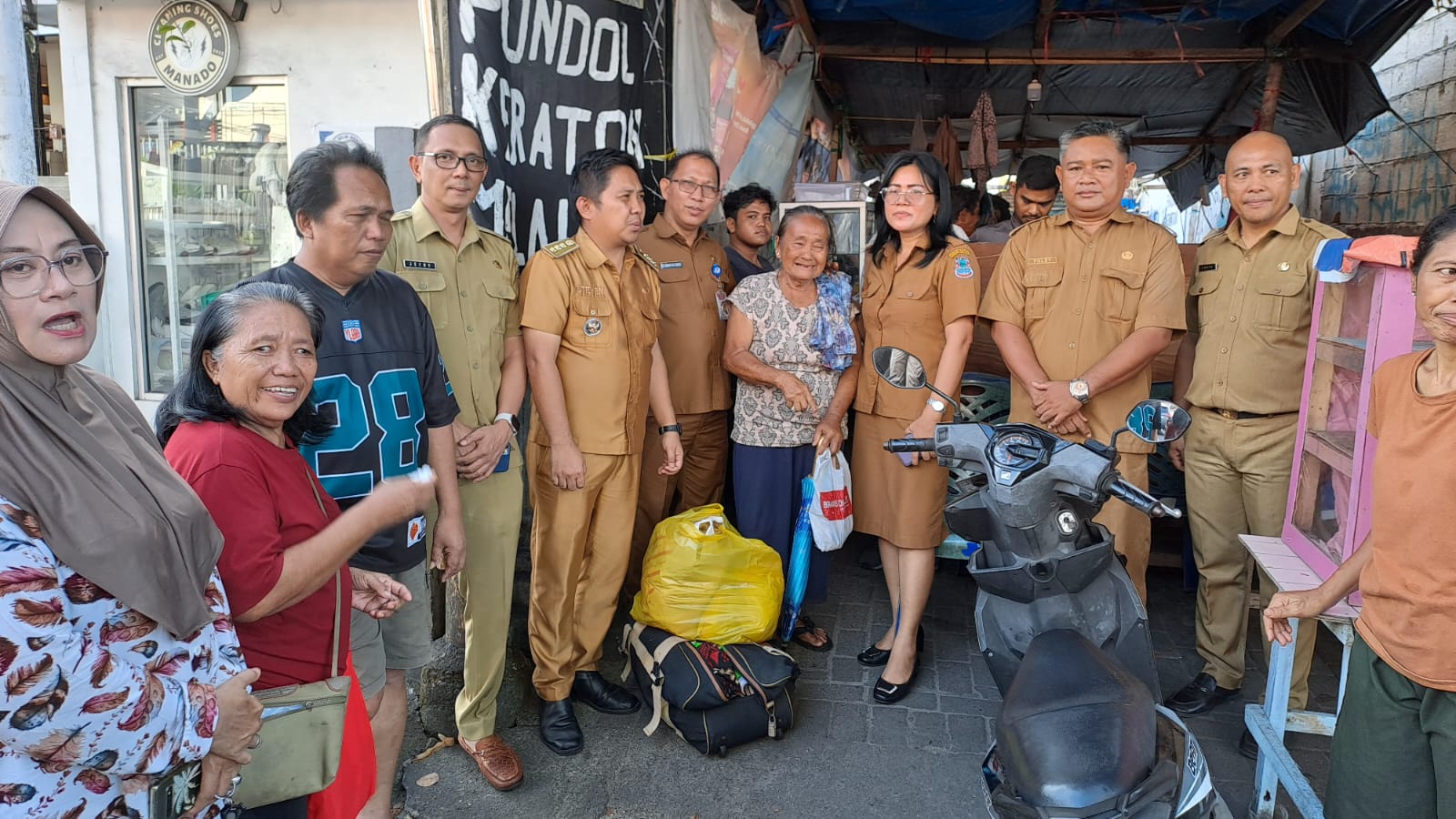 Kabag Kesra dan Camat Wenang Bantu Oma Adel Losu Tempati Panti Werdha dari Sebuah Lorong