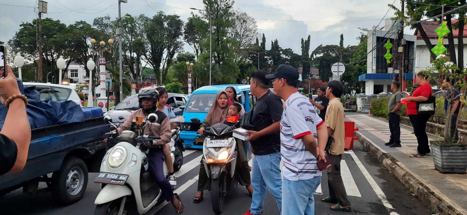 Kantor Walikota Manado Dikerumuni Pengendara, Warga Terima Takjil Prakarsa APM