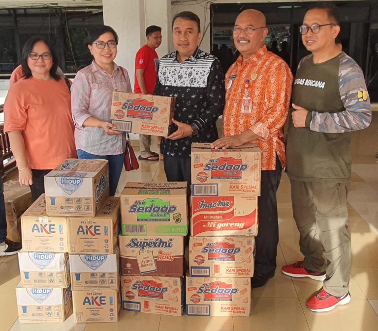 Sekot Micler Lakat Serahkan Bantuan ASN Pemkot Manado ke Tagulandang