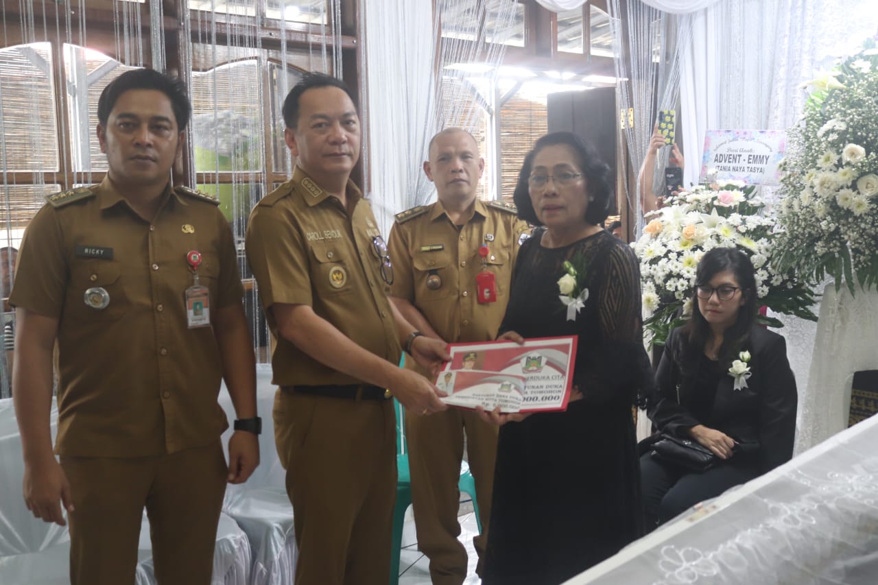Turut Berduka Cita: Walikota Tomohon dan Jajaran Pemkot Tomohon Melayat di Rumah Duka Alm Patrick Samuel-Pangkey