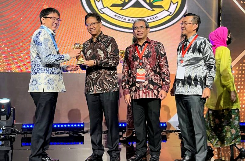 Ini alasan Walikota Manado Terima UHC Award