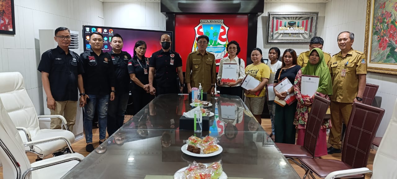 Walikota Andrei Beri Surat Penetapan PN Bagi Kependudukan ke Warga Winangun II