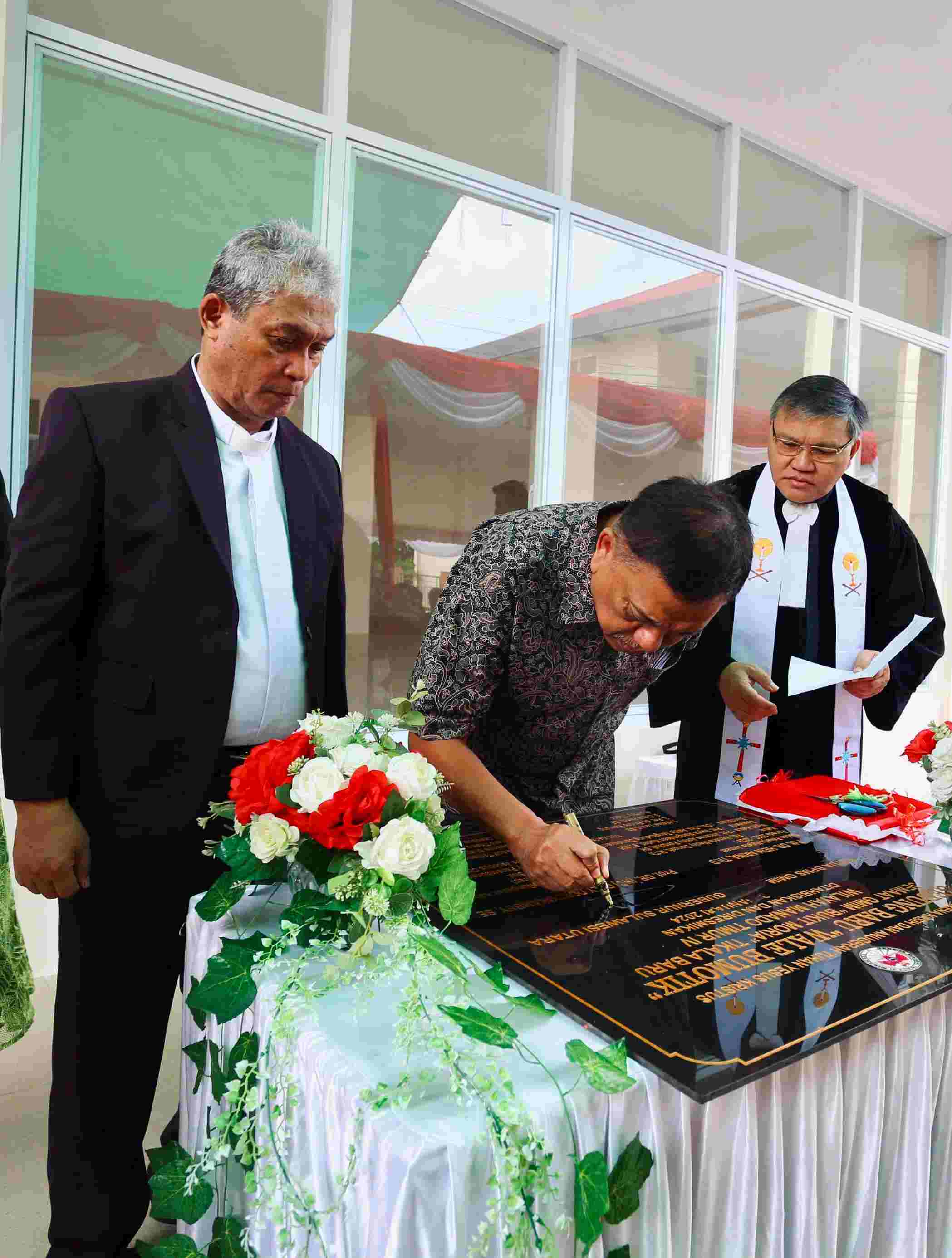Resmikan Pastori GMIM Bukit Moria Tikala, Gubernur Olly Apresiasi Jemaat