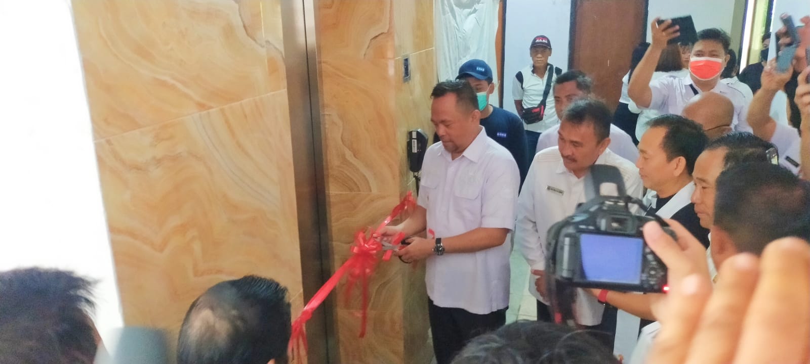 Wawali Resmikan Lift di Kantor Walikota Manado, Setelah Lebih Dari 10 Tahun Berdiri