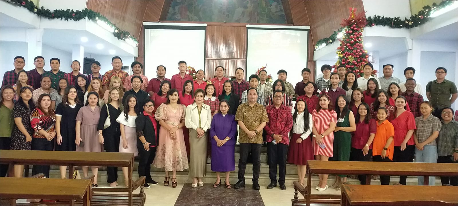 Wawali dan Ketua TP-PKK Manado Ibadah di Pra Natal Diskominfo