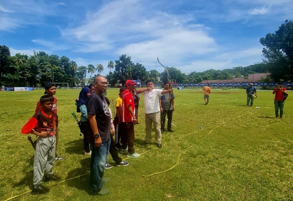 Gubernur Yulius Selvanus Kunjungi Lokasi Porprov Sulut Cabor Panahan dan Temui Atlet Berlatih