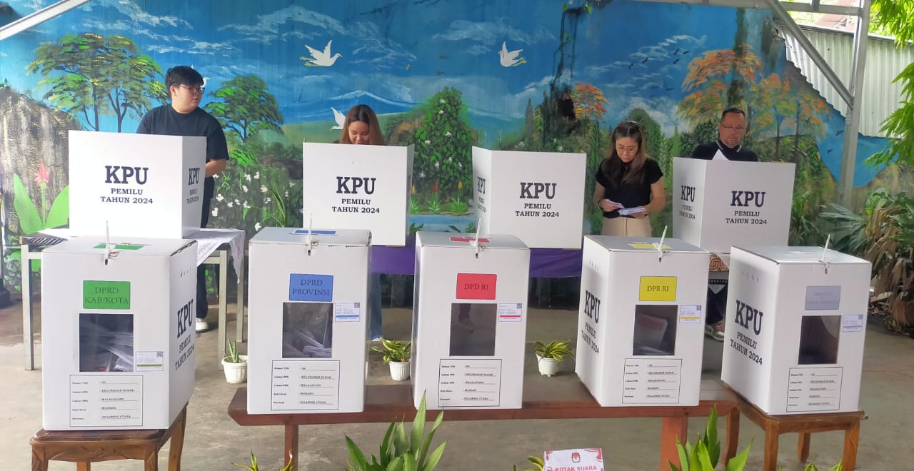 Momen Pemilu, Wawali Salurkan Hak Pilih Bareng Istri dan Anak di Kleak