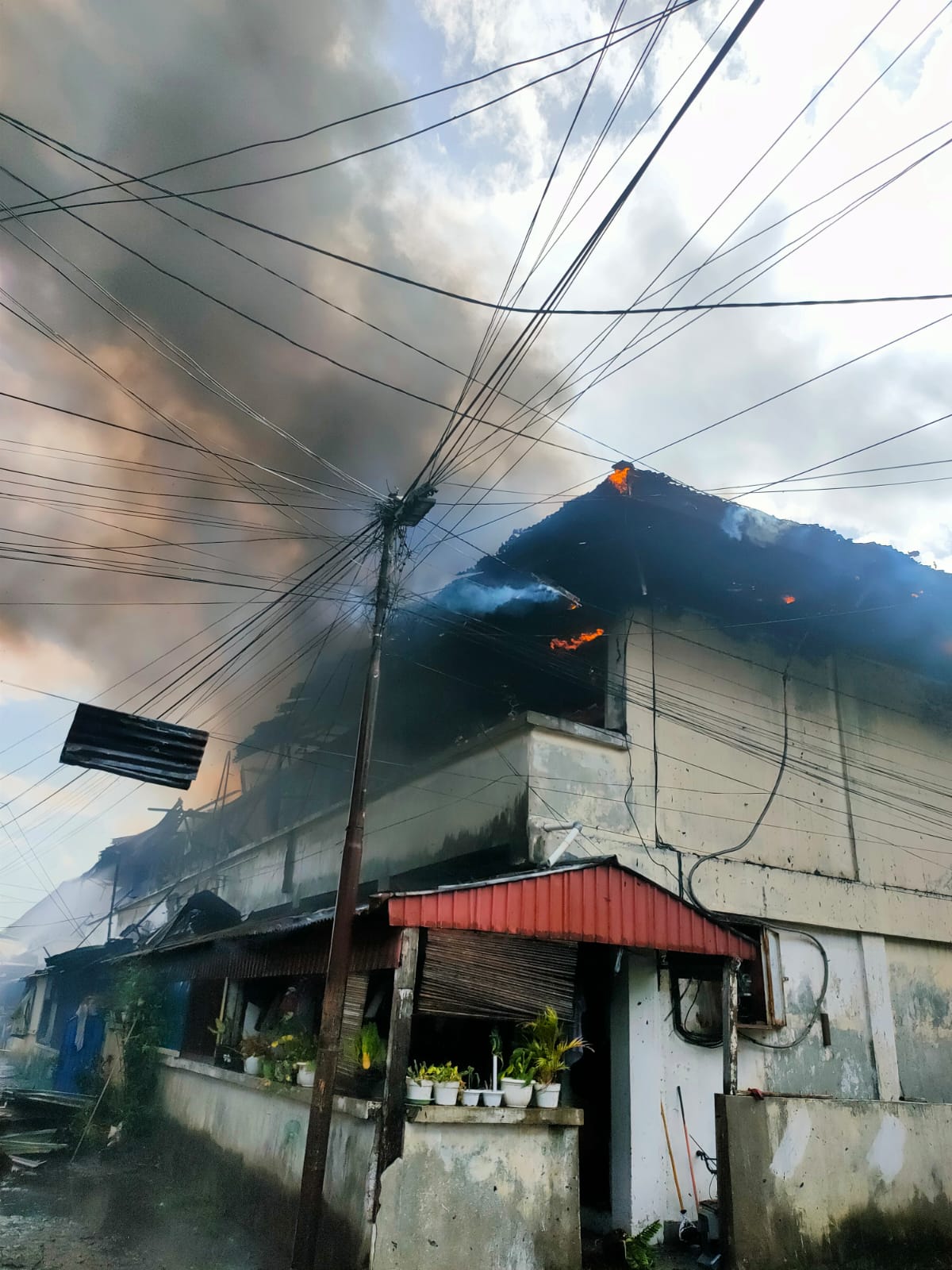 4 Rumah Warga di Aspol Sario Terbakar, Dankar Manado Terlibat Pemadaman