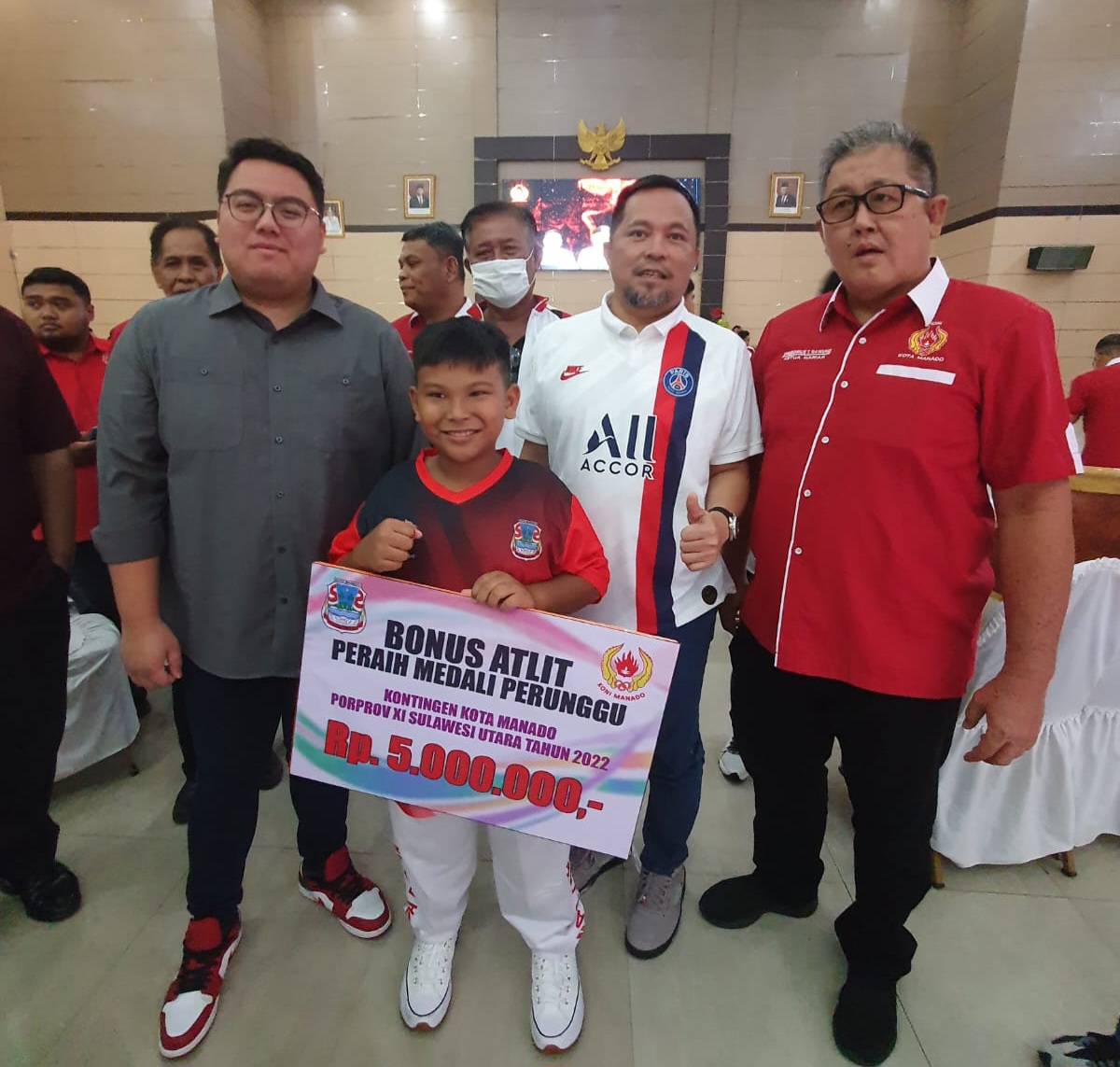 Dondokambey-Sualang-Rawung Serahkan Bonus Atlet Porprov
