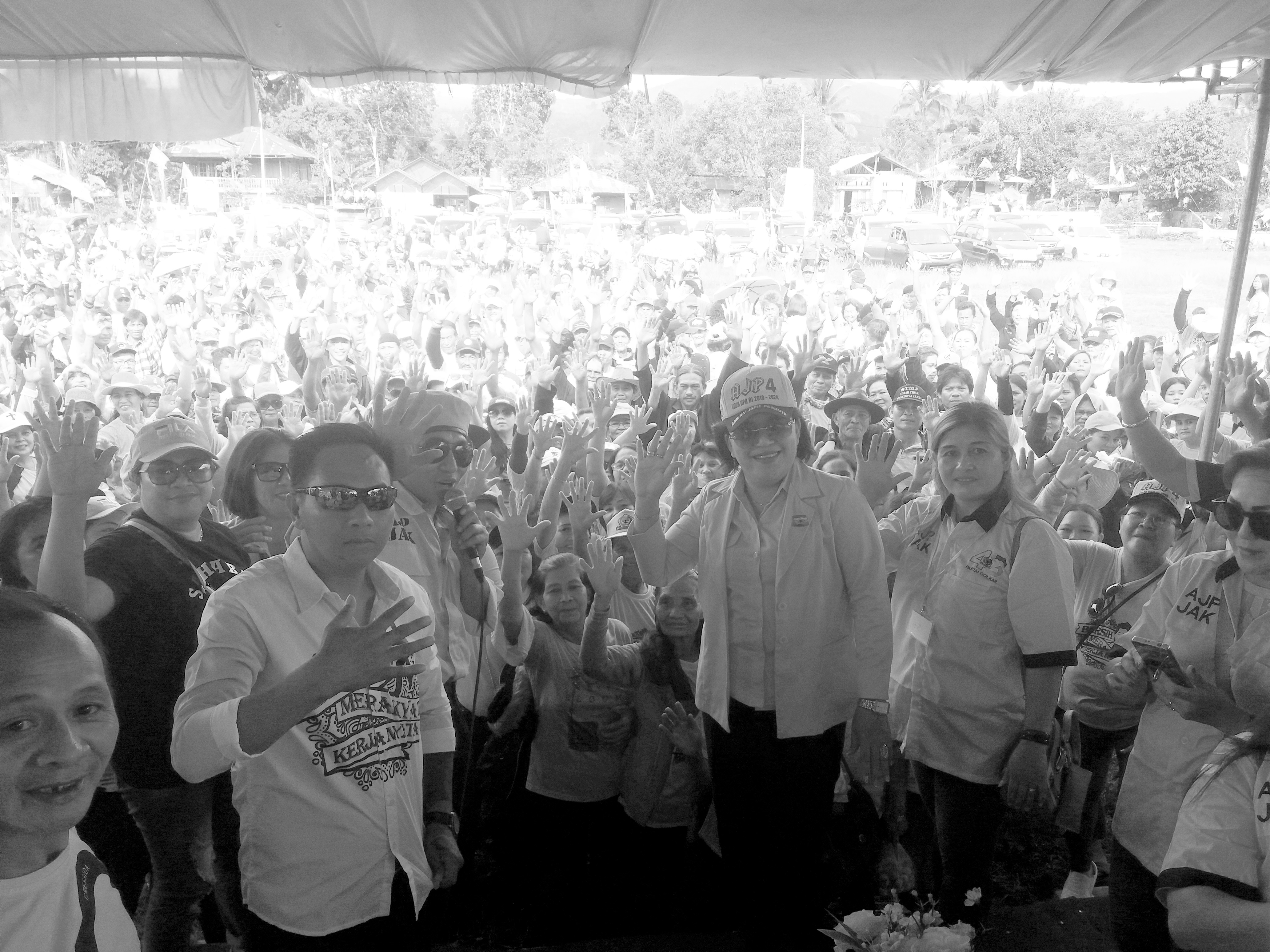 Ribuan Massa OKT Kuningkan Lapangan Tumani Maesaan