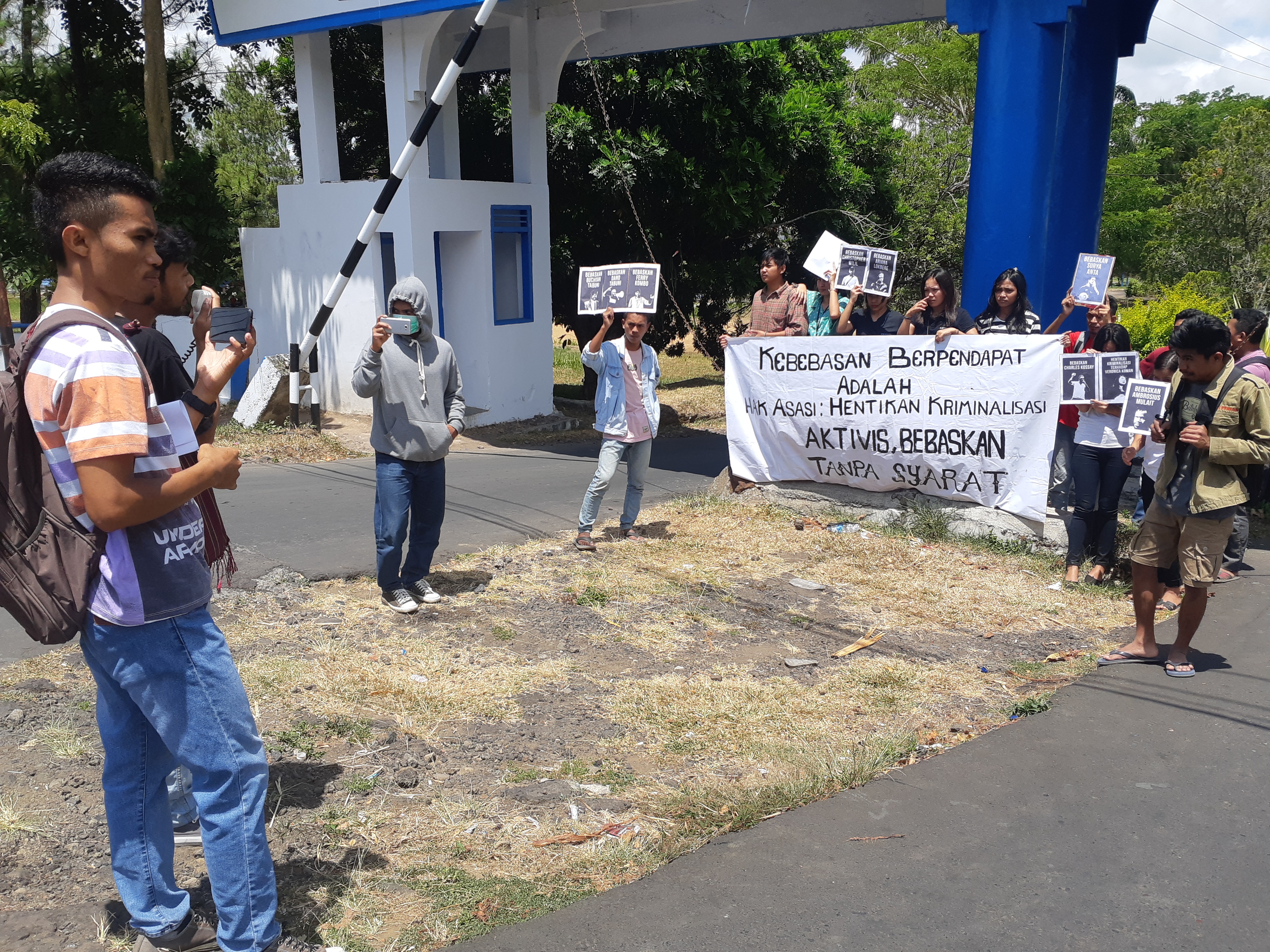 Demo di Gerbang Unima, Mahasiswa Serukan Tiga Tuntutan