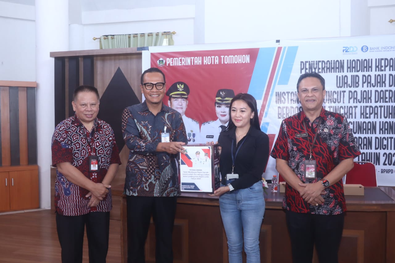 Sekda Roring Serahkan Insentif Pajak kepada Wajib Pajak dan Instansi Pemungut melalui Kanal Digital Tahun 2025