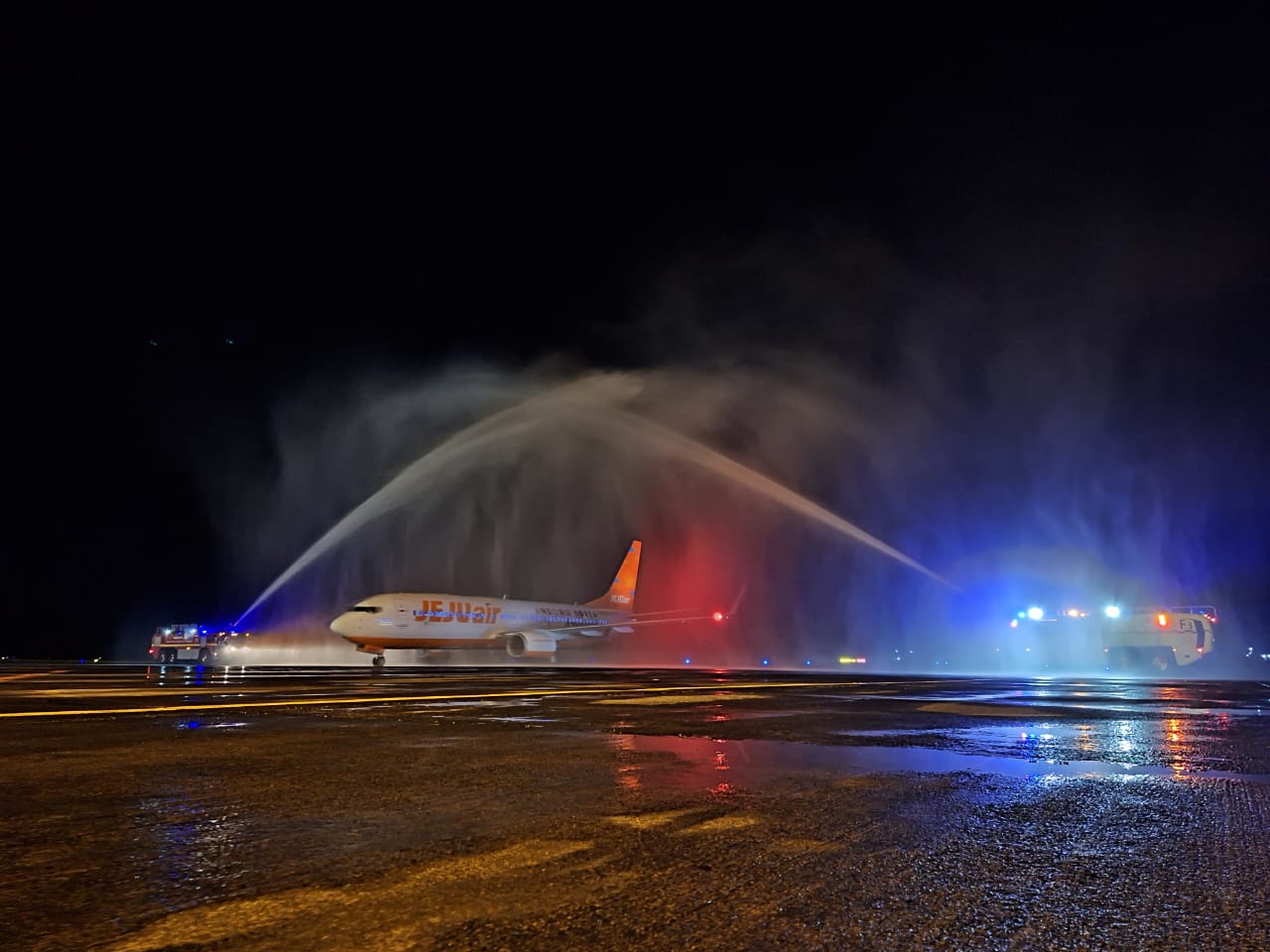 Jeju Air Mendarat Mulus di Bandara Sam Ratulangi, Disambut Water Salute