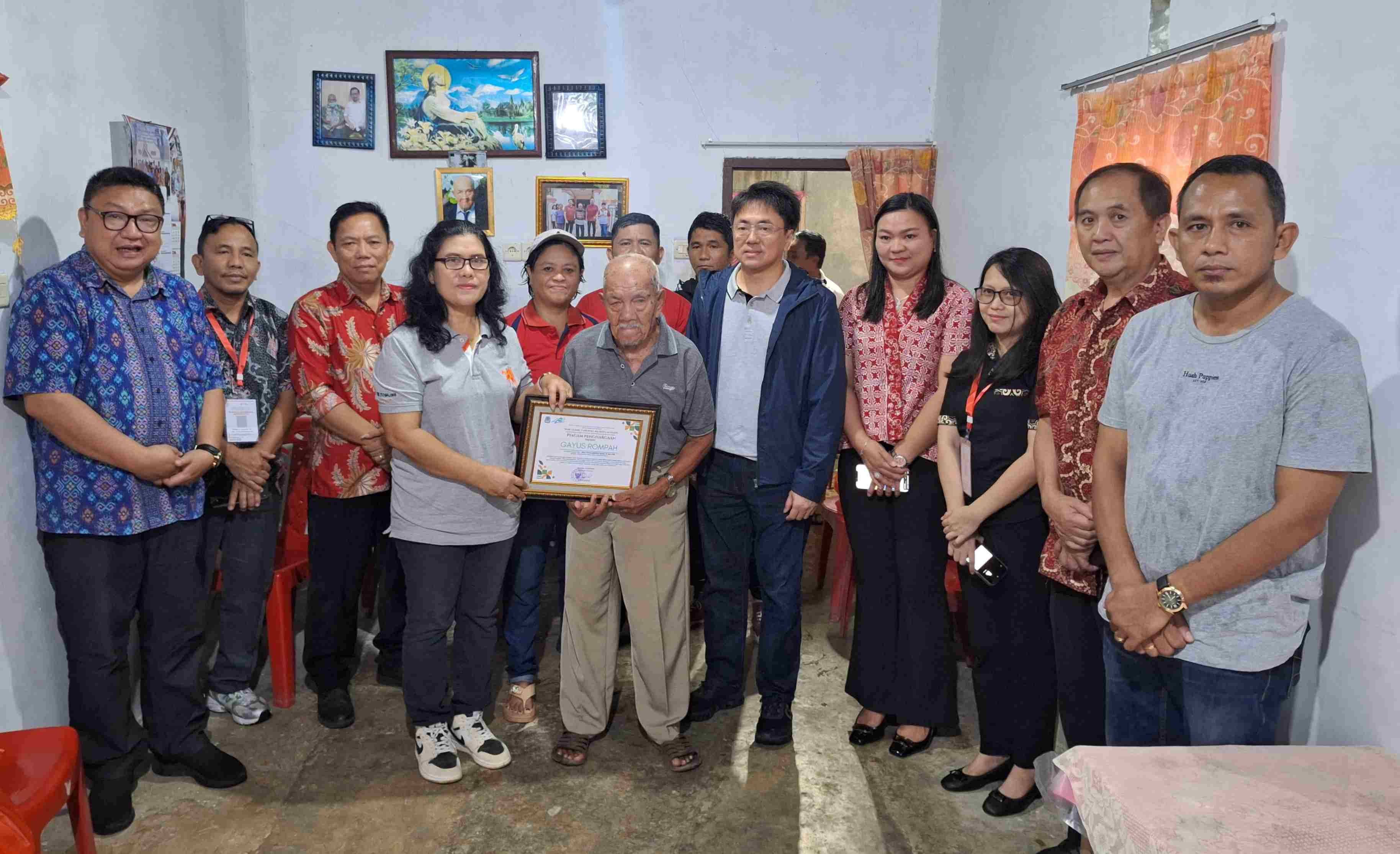 Walikota Andrei Temui Warga Berusia 101 Tahun Gayus Rompah, Dukcapil Manado Turut Berperan 