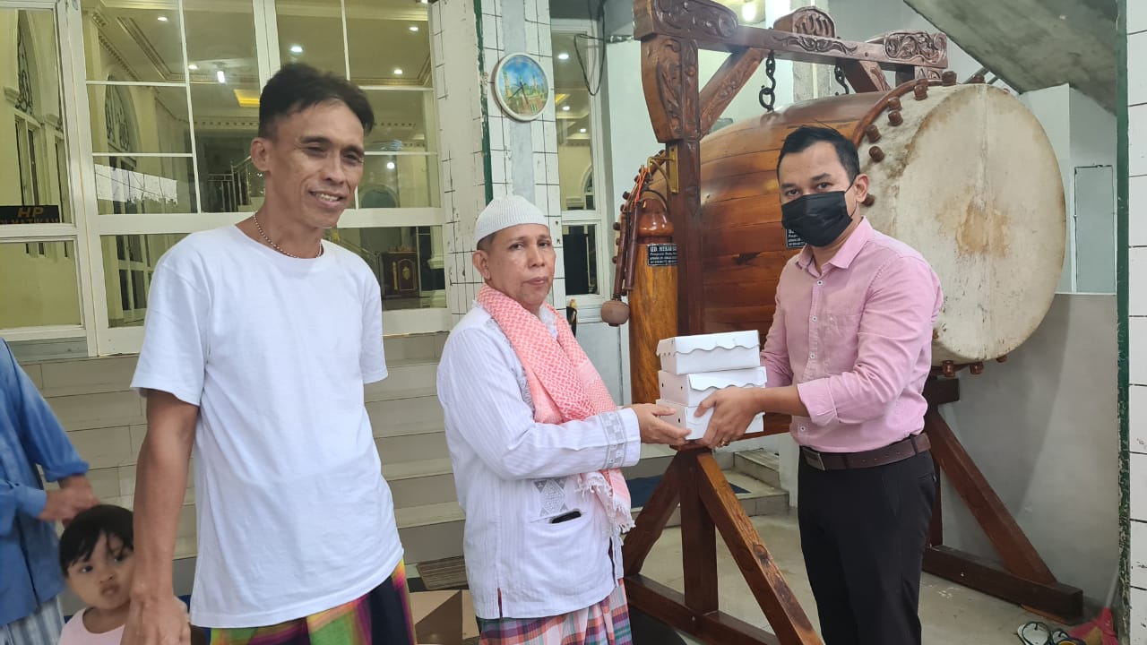Lion Hotel dan Plaza Manado Berbagi Takjil