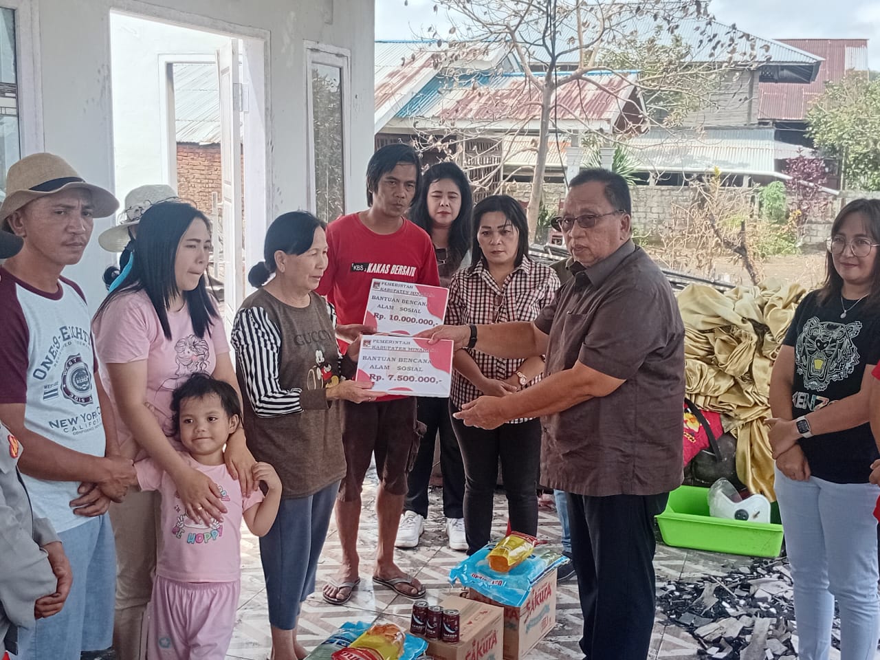 Korban Kebakaran di Desa Paslaten Kakas Terima Bantuan dari Pemkab Minahasa