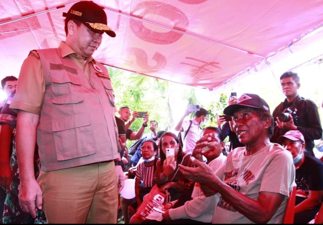 Respon Aspirasi Pengungsi, Wagub Kandouw Serahkan Bantuan di Posko Tagulandang