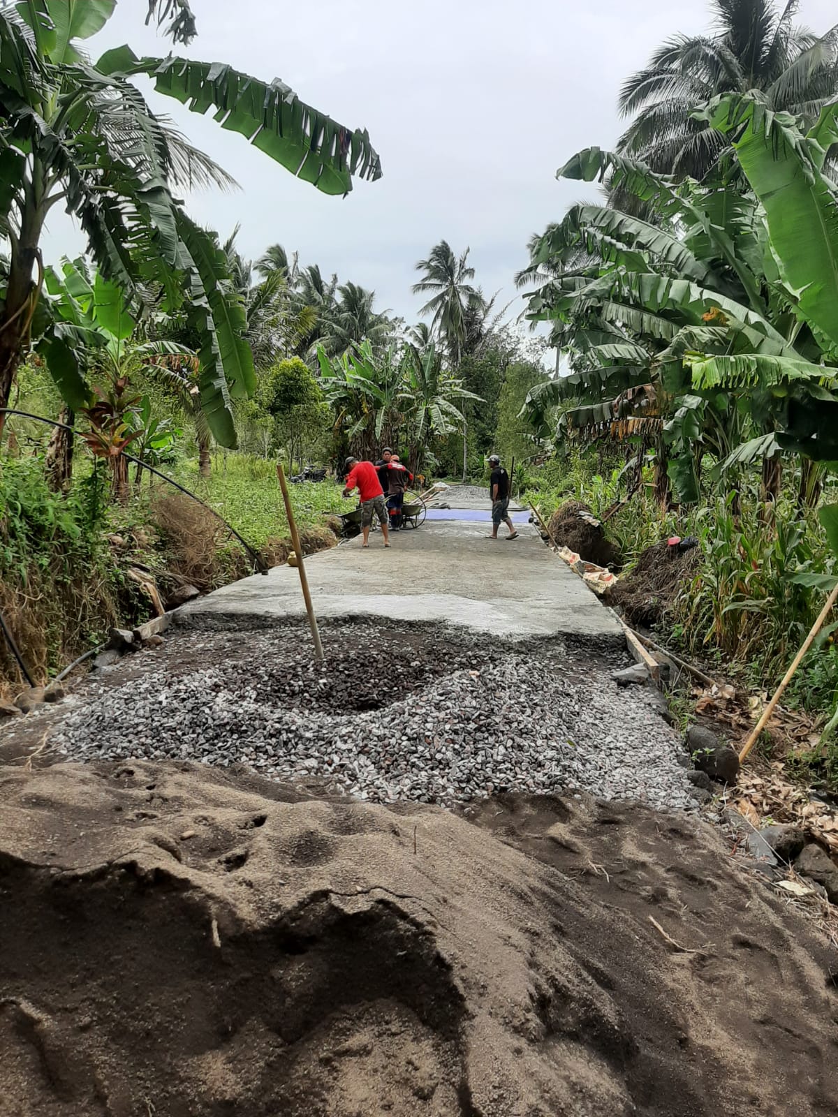 Kumtua Jeane Walewangko Bangun Jalan Produksi Sepanjang 375,8 Meter