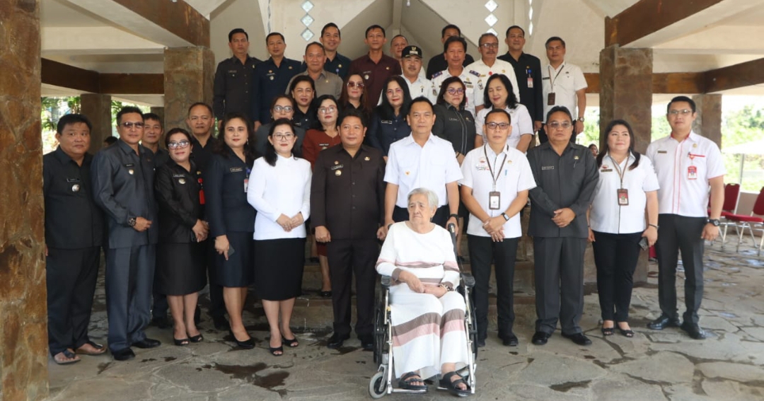 Jajaran Pemkab Minahasa Ziarah ke Makam Drs Karel Lasut Senduk