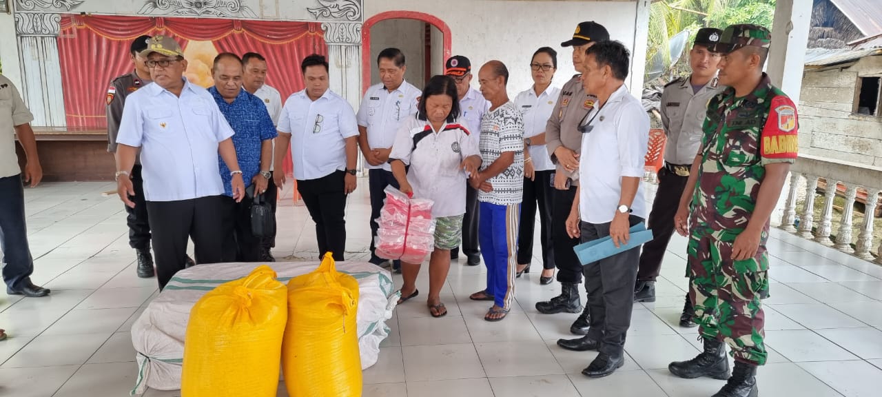 Wabup MAP Serahkan Bantuan Kebakaran di Desa Nunu
