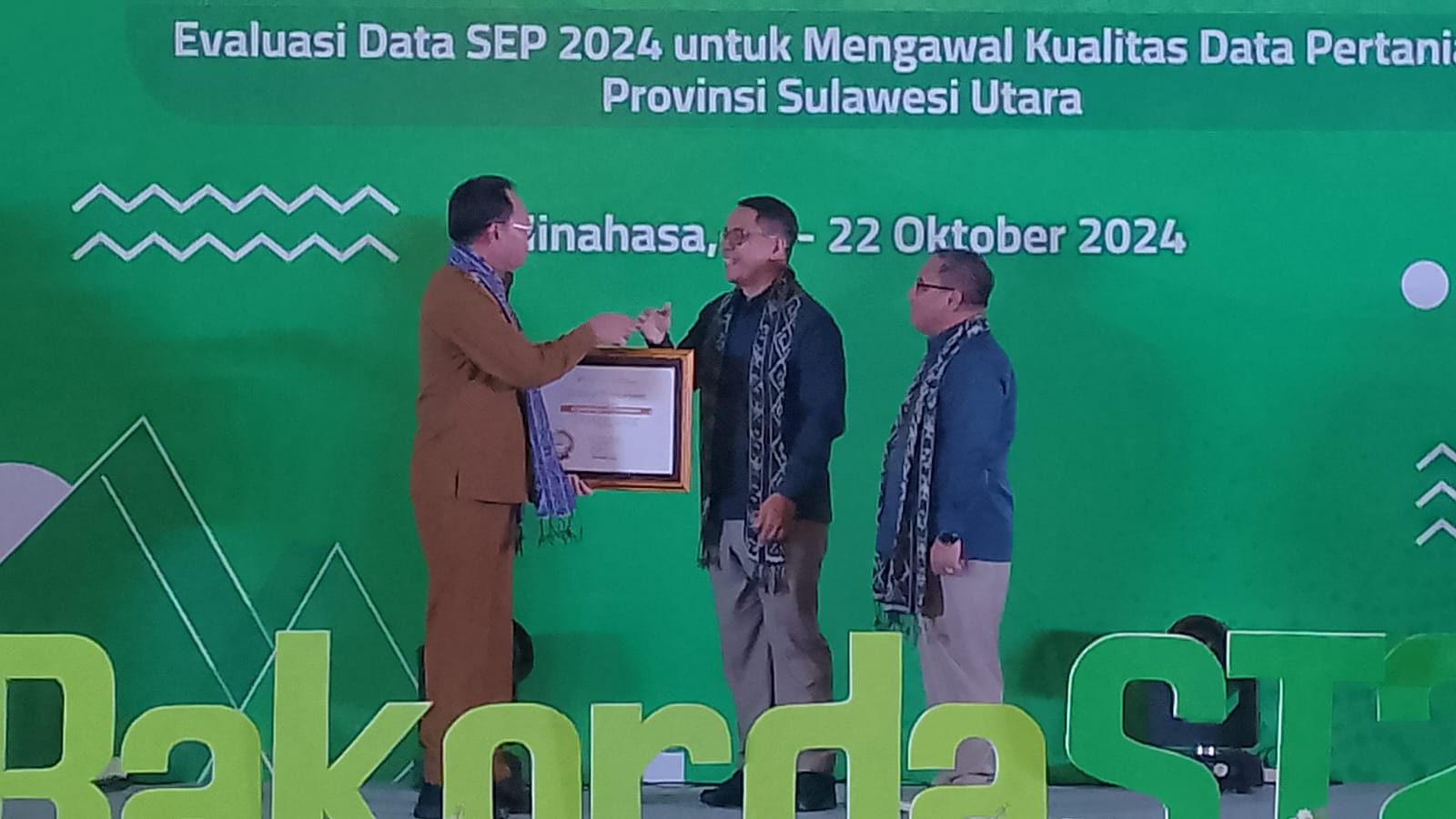 Bupati Noudy Tendean Terima Penghargaan IPS Kategori Baik dari BPS Sulut 