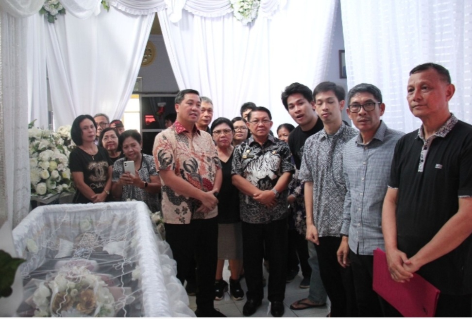 Wagub Kandouw Melayat di Rumah Duka Alm Pnt Aprelita Paslah