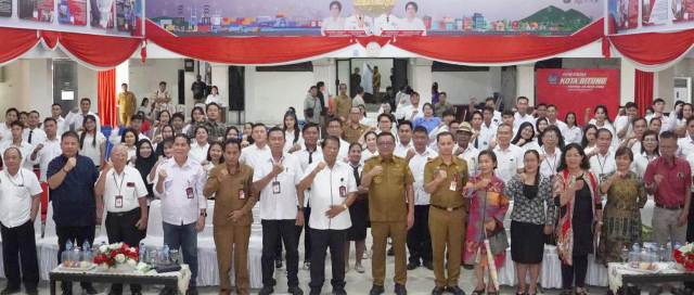 Walikota Bitung Maurits Mantiri Serahkan Ijazah kepada Lulusan BLCC, Ini Pesannya