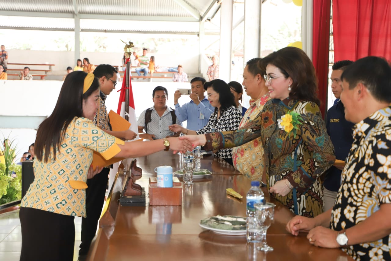 Serahkan SK 233 PNS, Tetty : Kerja Sesuai Tupoksi dan Harus Loyal