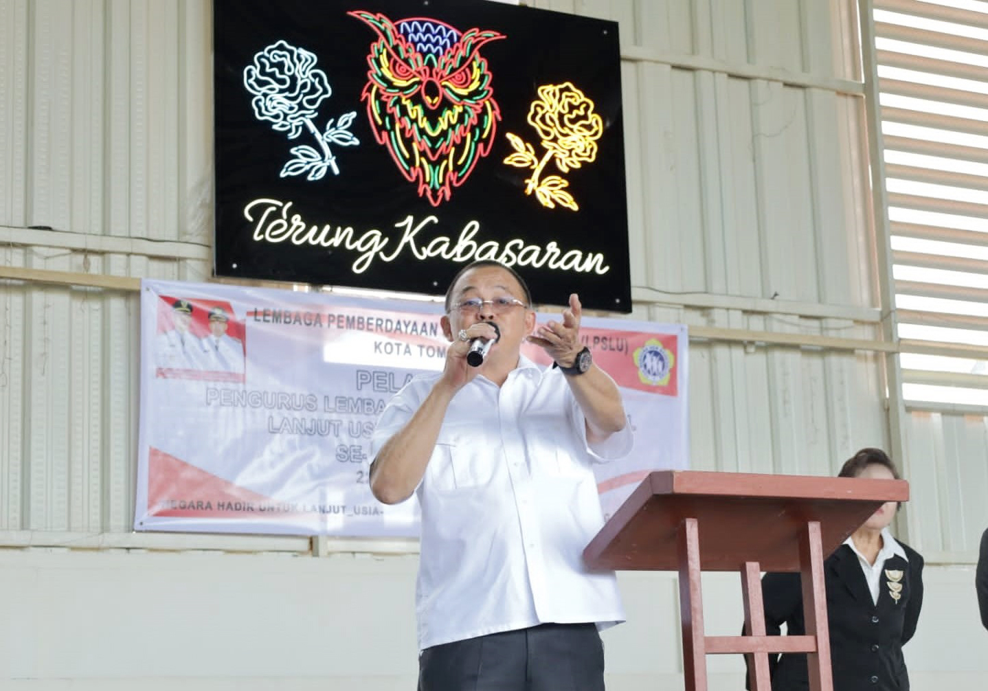 Ratusan Lansia Serbu Kediaman WL, Ada Apa?