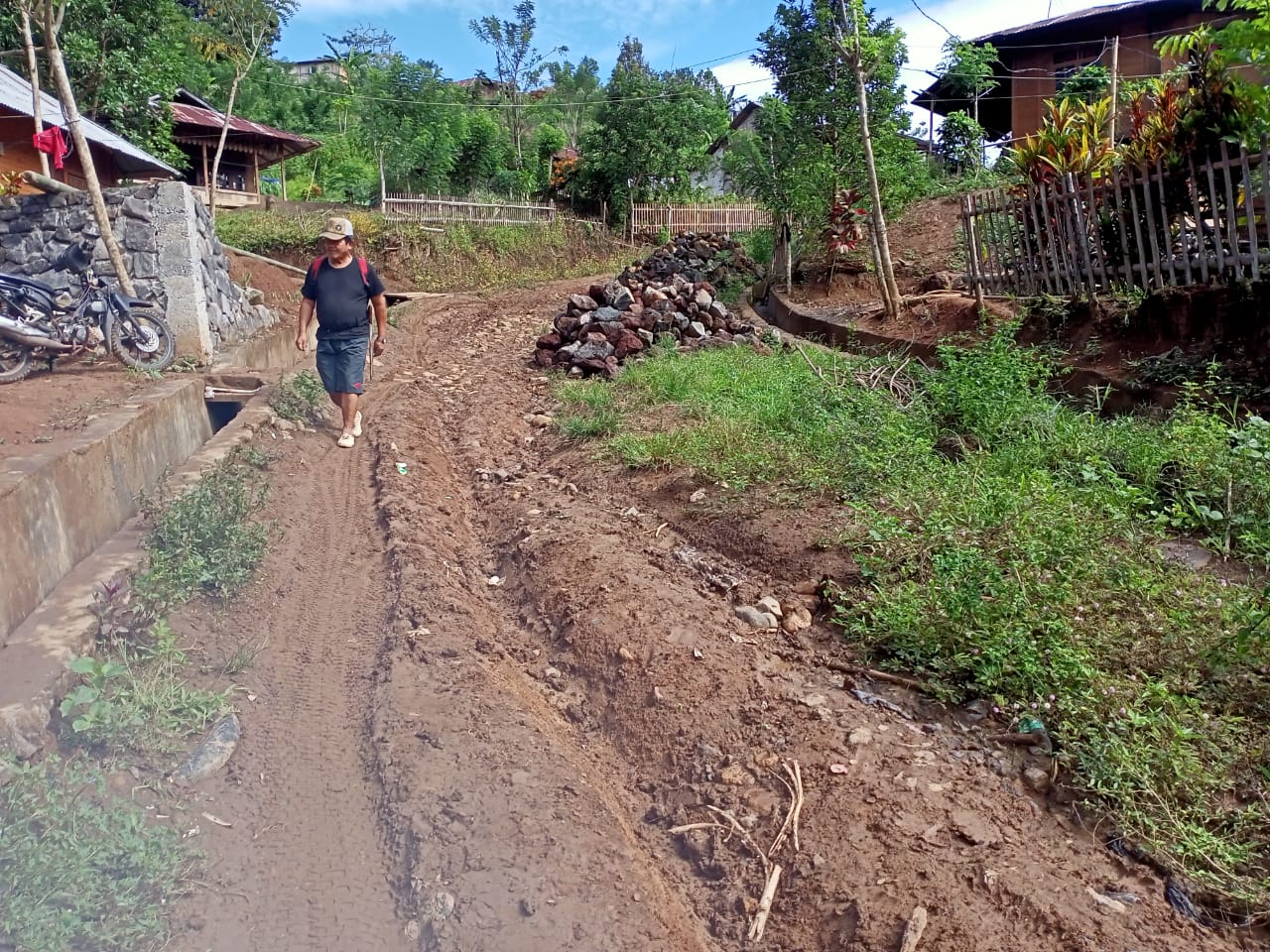 Jalan Desa Moreah Memprihatinkan
